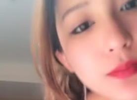 金发纹身小妞，露脸和男友啪啪做爱，脱光光粉嫩奶子，沙发上传教