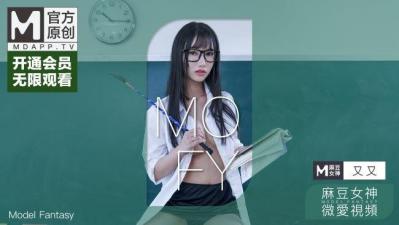 漂亮的美女 用道具在房间抽插