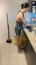 精品推荐！光头大叔破处18岁嫩妹，妹子一直反抗还是被插了进去