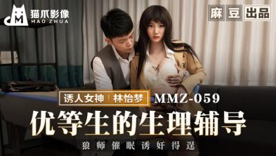 KK美女直播乱伦，玩自己的弟弟
