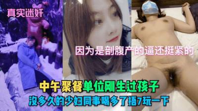 白丝高跟露脸性感的骚宝贝激情大秀直播，给小哥深喉大鸡巴，按着屁股狂草抽插，无套蹂躏全射在逼上特写展示