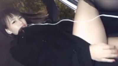 戴夫和一个女孩第一次约会。 他把这件事告诉了他的继母，因为他缺乏经验，这让他很紧张。